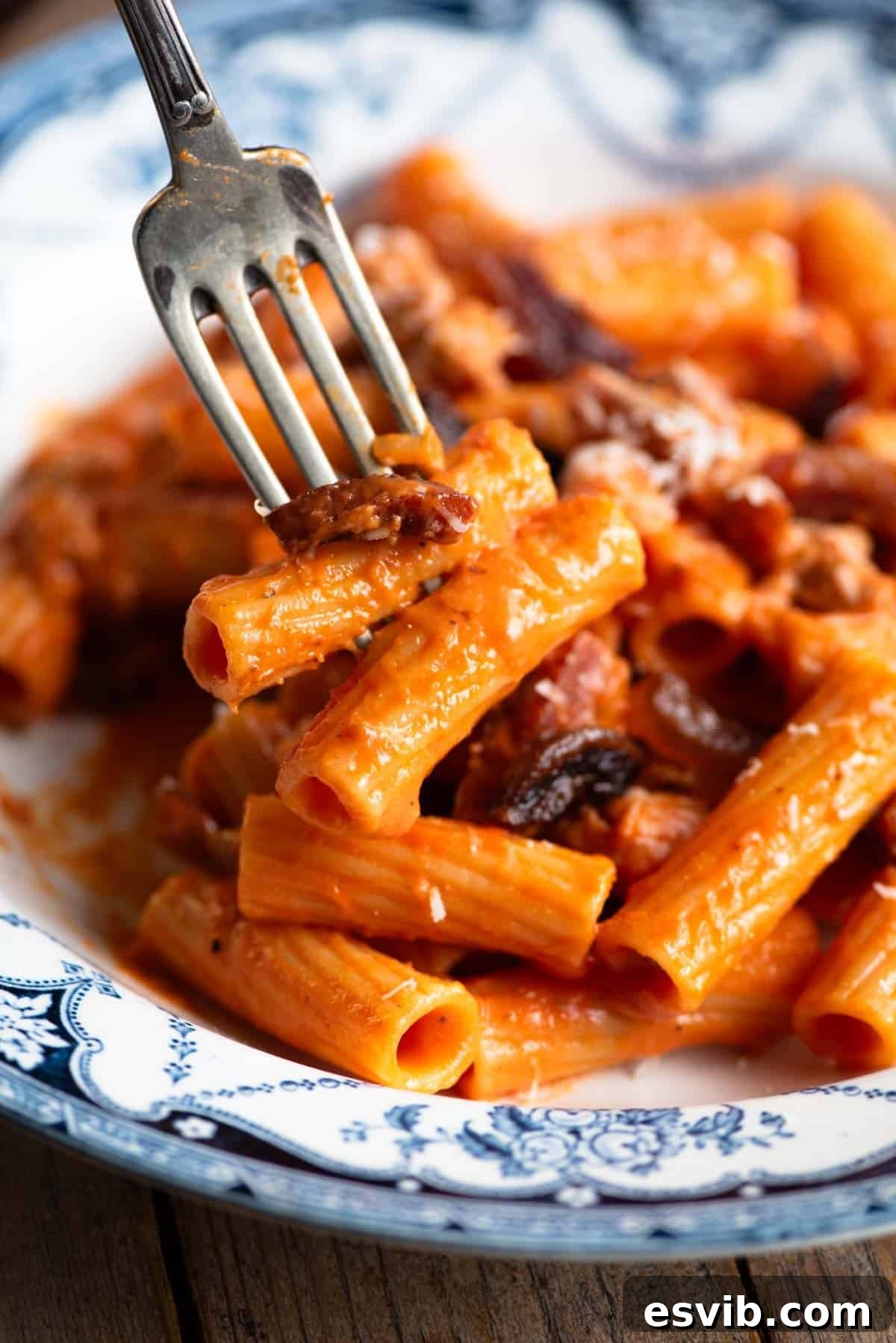 A close up of pasta alla zozzona on a fork.